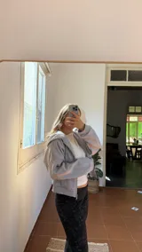 Campera de estilo deportivo confeccionada en tela de jogging frizada en su interior. Presenta cierre frontal completo, capucha y dos bolsillos laterales.