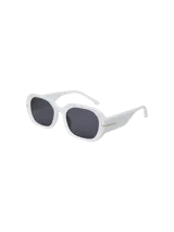 Lentes de sol rectangulares con armazón de policarbonato brillante en color blanco y micas oscuras. Presentan detalles metálicos dorados en las bisagras.