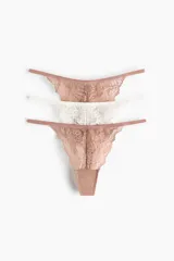 Pack de tres bombachas tipo tanga de encaje con tiro bajo y laterales finos. Incluye dos unidades en color rosado y una unidad en color blanco.