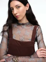 Mono largo de pana color verde oscuro, con breteles finos y silueta relajada de pierna amplia.