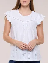 Blusa blanca de broderie con escote redondo, canesú en V con detalles de encaje y mangas cortas tipo mariposa.