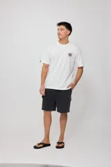 Remera de algodón color celeste pálido con cuello redondo y manga corta. Presenta un pequeño estampado frontal de un sol estilizado en tonos naranja y azul.