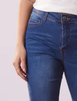 Jean de tiro alto, color azul, con corte bootcut y bolsillos delanteros y traseros.