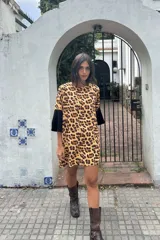 Túnica corta de lino tusor con estampado animal print y mangas 3/4 de algodón a rayas horizontales en azul marino y blanco.