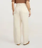 Pantalón femenino curve & plus size color beige, confeccionado en sarga de algodón certificado. Presenta un modelo recto, cierre delantero con botón y cremallera, bolsillos delanteros y traseros funcionales, y bajo con acabado deshilachado.