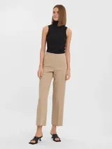 Pantalón sastrero de tiro alto y corte recto, color beige, con pinzas frontales y tejido elástico.