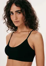 Top negro sin costuras, con breteles finos y escote en V.