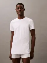 Pack de tres remeras de cuello redondo y manga corta Calvin Klein, confeccionadas en algodón puro. Presentan un diseño de corte clásico con logo de monograma bordado en el dobladillo inferior.