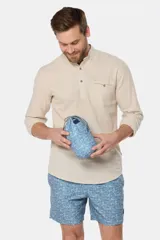 Short de baño azul con estampado de hojas, cintura elástica con cordón ajustable, dos bolsillos laterales y suspensor de malla fina.