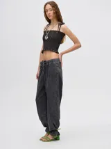 Pantalón de denim estilo jean relajado, de corte recto y holgado, con cintura elástica ajustable mediante cordón.