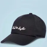 Gorra tipo baseball Converse de color negro, con el logo Chuck Taylor bordado en la parte frontal en color blanco.