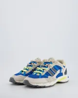 Championes de estilo retro runner de la marca Coolway, confeccionados en una combinación de malla azul, paneles de serraje en tono beige y detalles en amarillo neón. Presentan refuerzos estructurales en el talón y una suela técnica con amortiguación.