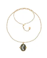 Collar largo con cadena dorada de eslabones rectangulares y dije de cristal facetado color gris oscuro con engarce dorado.