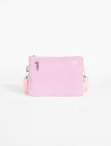 Bandolera de nylon color violeta con dos compartimentos frontales con cierre y tiradores metálicos.