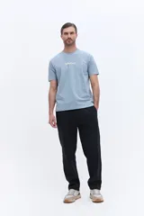 Pantalón de jogging color negro, con corte recto y ajuste relajado. Cuenta con cintura elástica y bolsillos laterales funcionales.