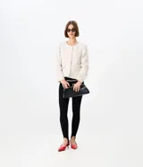 Pantalón legging negro de punto acanalado con estribo en el talón y cintura alta, de corte ajustado al cuerpo.