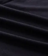 Conjunto de pijama masculino compuesto por una remera de manga larga con estampado de rayas horizontales y un pantalón largo de corte recto con cintura elástica.