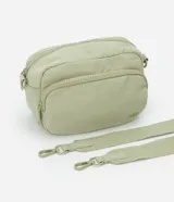 Bolso bandolera de estilo deportivo en color verde claro, confeccionado en poliéster. Cuenta con cierre principal de cremallera, bolsillo frontal con cierre, bolsillo trasero con cierre a presión, asa larga desmontable y regulable, y logo de la marca en relieve en la parte frontal.