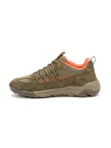 Championes Cat modelo Crail Sport Low, de diseño urbano y deportivo. Confeccionados en una combinación de gamuza y malla, presentan un color verde oliva con detalles en naranja vibrante en el forro interior y cordones. Cuentan con una entresuela de EVA liviana y suela de goma para mayor tracción.