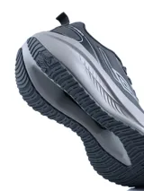 Championes deportivos Umbro modelo Fly, color negro con detalles en azul y verde neón en el logo lateral y la parte trasera. Presentan una suela robusta y diseño ergonómico.