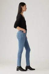 Jean de tiro medio color celeste, corte skinny y calce modelador.