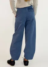 Pantalon de gabardina color beige, de corte holgado y estilo cargo con costuras reforzadas en el ruedo.