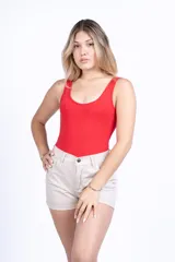 Body color naranja de tejido de punto acanalado, con breteles anchos y escote cuadrado.