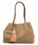 Bolso tote color verde oliva con textura tejida y detalle de borla decorativa.