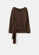 Chaleco marrón de punto de algodón, de diseño recto con cuello en V, manga larga y cinturón ajustable para anudar en la cintura.