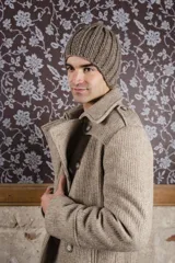 Saco de lana color tostado, con solapa, doble abotonadura, bolsillos, canesú y charreteras. Prenda de uso diario.