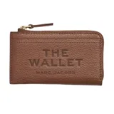 Billetera Marc Jacobs de cuero negro con cierre superior y tarjetero exterior. Presenta el texto "THE WALLET" grabado en relieve en la parte frontal junto con la marca "MARC JACOBS".