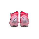 Championes de fútbol Nike Phantom Luna II Elite, color rosa vibrante con detalles en negro. Presentan un diseño de corte medio con tecnología Gripknit para un mejor control del balón y suela especializada para tracción en césped natural.