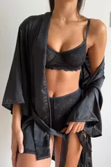 Soutien blanco de encaje con aro y espalda con broche para regular.