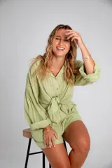 Conjunto compuesto por camisa oversize de manga larga con puños y short con cintura elástica. Ambas prendas presentan un diseño de rayas verticales tono sobre tono con textura suave y fluida.