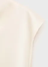 Blusa de manga corta color blanco, con cuello drapeado, tejido satinado, diseño recto y cierre de cremallera en la parte posterior.