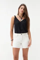 Short de denim blanco de tiro medio, con costuras pespuntadas en contraste y terminación desmechada en el ruedo.