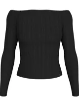 Remera negra de canalé con escote bardot y mangas largas.