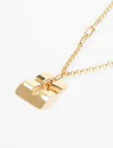 Collar dorado con cadena de eslabones y dije rectangular con abertura.