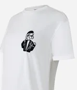 Blusa blanca de algodón con cuello redondo y mangas cortas. Presenta un estampado de una caricatura de una mujer con boina, lentes de sol y un trago en la mano.