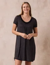 Camisón corto de tejido suave con estampado de leopardo en tonos grises y rosados, con escote redondo y mangas cortas.