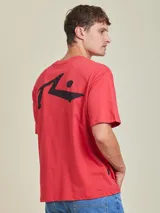 Remera blanca de manga corta con cuello redondo y un pequeño logo estampado en el pecho izquierdo.