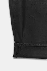 Jeans de tiro medio con corte balloon leg y largo completo. Presentan diseño de cinco bolsillos, trabillas en la cintura y bajo con dobladillo vuelto. Cierre frontal con cremallera y botón.