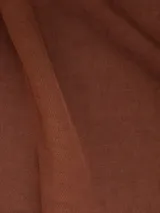 Camisa manga corta color marrón confeccionada en una mezcla de lino y tencel, con cuello camisero y cierre abotonado al frente.