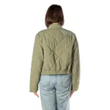 Campera corta verde militar con diseño acolchado, cuello redondo y cierre frontal.