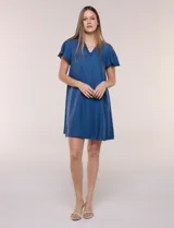 Vestido corto Tash & Sophie de color azul, con silueta evasé y textura denim levemente jaspeada. Presenta escote en V con frunces, mangas cortas tipo mariposa y diseño holgado.