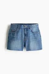 Short de denim de algodón rígido, con diseño de tiro alto y cinco bolsillos. Presenta lavado azul clásico y dobladillo deshilachado.