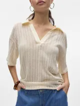 Remera oversize con cuello tipo polo y mangas cortas con hombros caídos, color crema.