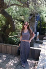 Pollera larga de viscosa, color azul marino con estampado de lunares blancos. Diseño de tiro alto y corte amplio.