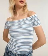 Blusa femenina Blue Steel de poliamida seamless con escote recto hombro a hombro, mangas cortas y patrón de rayas.