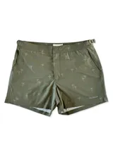 Short de baño con estampado de hojas en tonos verde, marrón y azul sobre fondo azul oscuro.